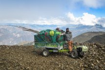 Un Tracteur Grillo chargé de bois, outils de travail et sacs à dos au Pérou, sur Les Andes, à 4000 mètres au-dessus du niveau de la mer