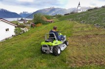 Grillo Climber à Vagenes (Norvège) au travail dans une entreprise qui cultive framboises. 