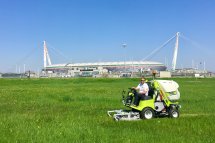 Grillo FD13.09 4WD devant le Juventus Stadium, Turin (Italie)