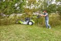  L'ouverture antérieure du plateau de coupe se soulève automatiquement si nécessaire en favorisant l'accès des brouissailles plus hautes à la chambre de coupe sans qu'elles viennent poussées. 