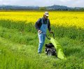 Pour exécuter un fauchage régulier, la barre de coupe est libre de s’incliner en s’adaptant ainsi aux irrégularités du sol. 